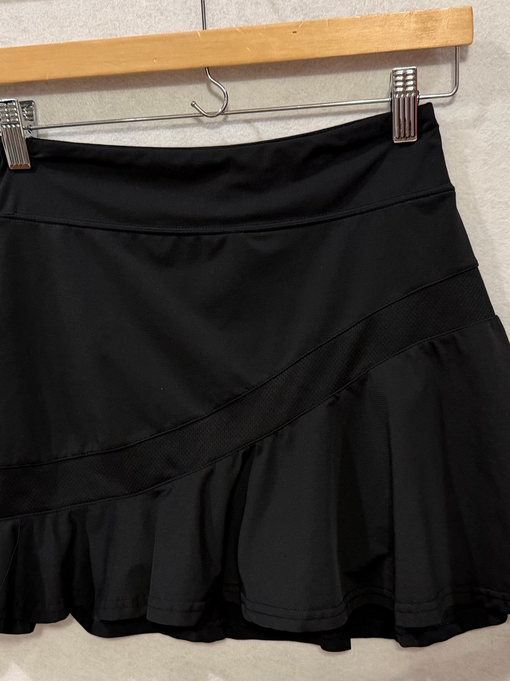 Black Athletic skirt w/ built in Shorts - Ruffle Hem Skort with Mesh Trim EUC